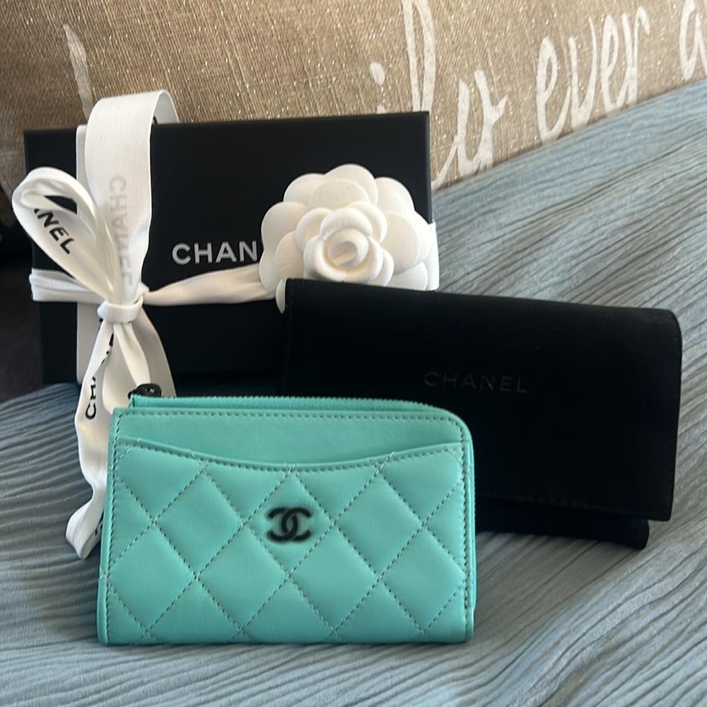 Limited Edition & Authentic CHANEL 24C Turquoise Quilted Card Holder / Wallet - Picture 3 of 8